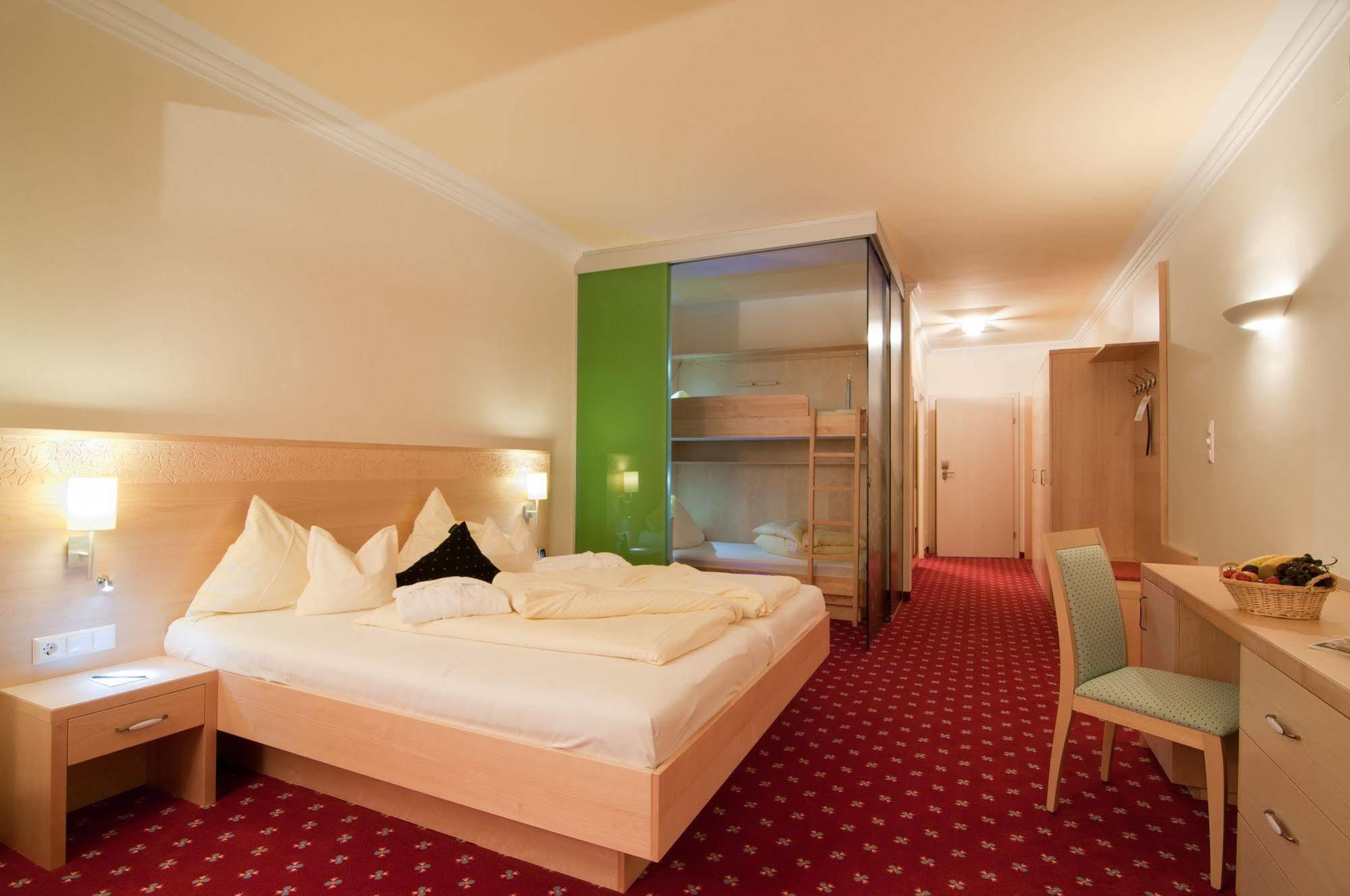 Family & Sporthotel Kaerntnerhof 巴德小基希海姆 外观 照片