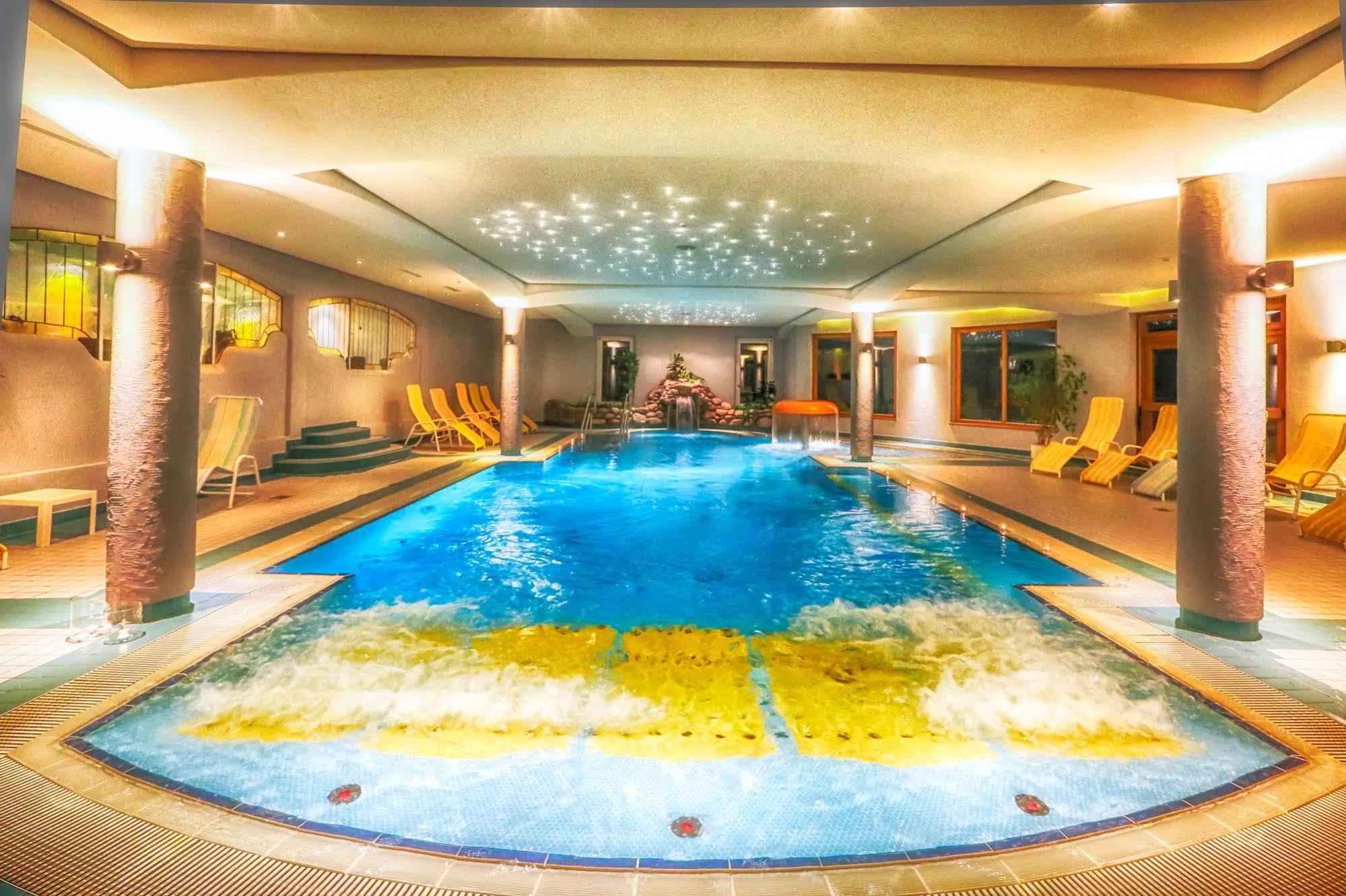 Family & Sporthotel Kaerntnerhof 巴德小基希海姆 外观 照片