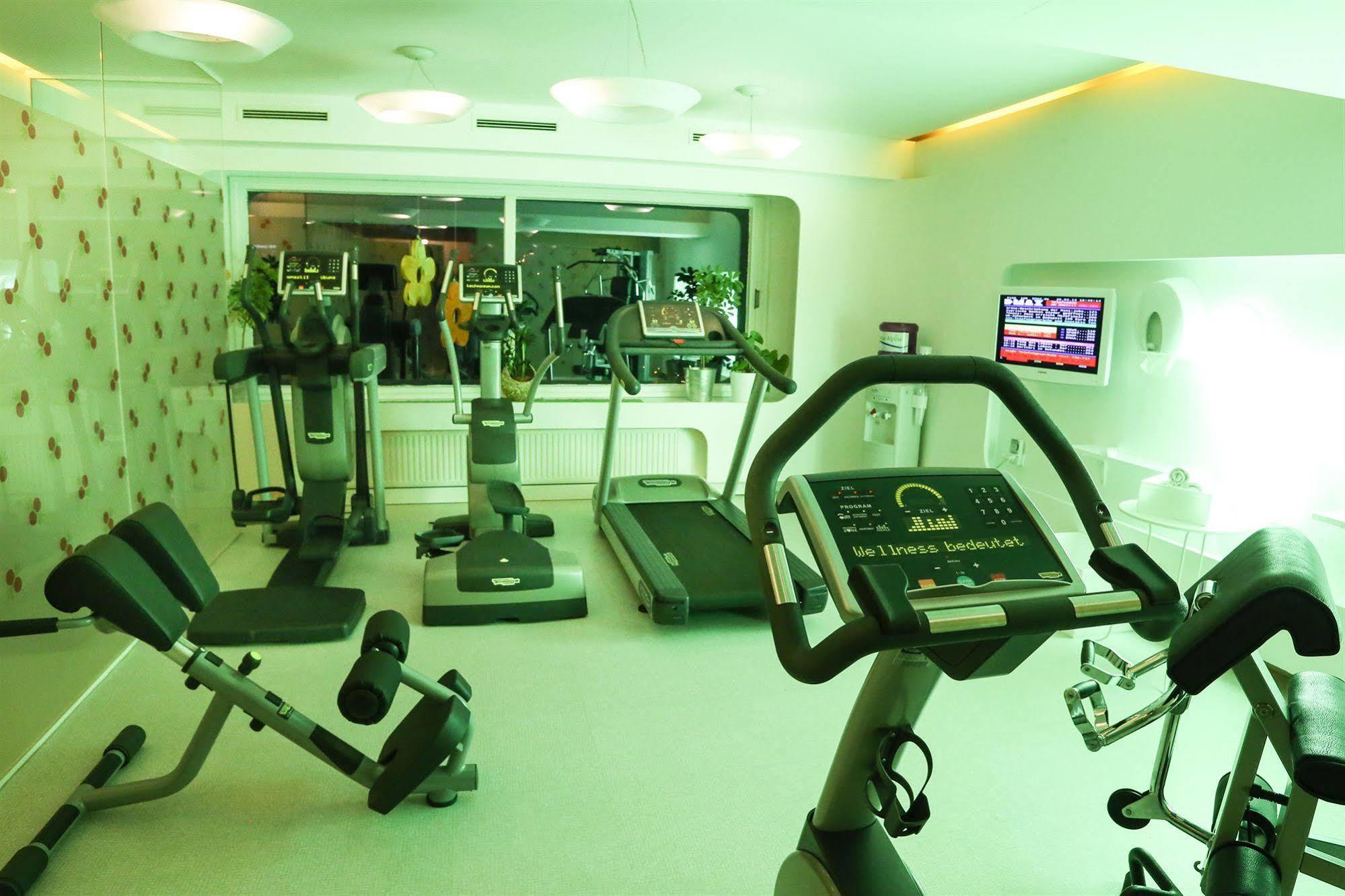 Family & Sporthotel Kaerntnerhof 巴德小基希海姆 外观 照片